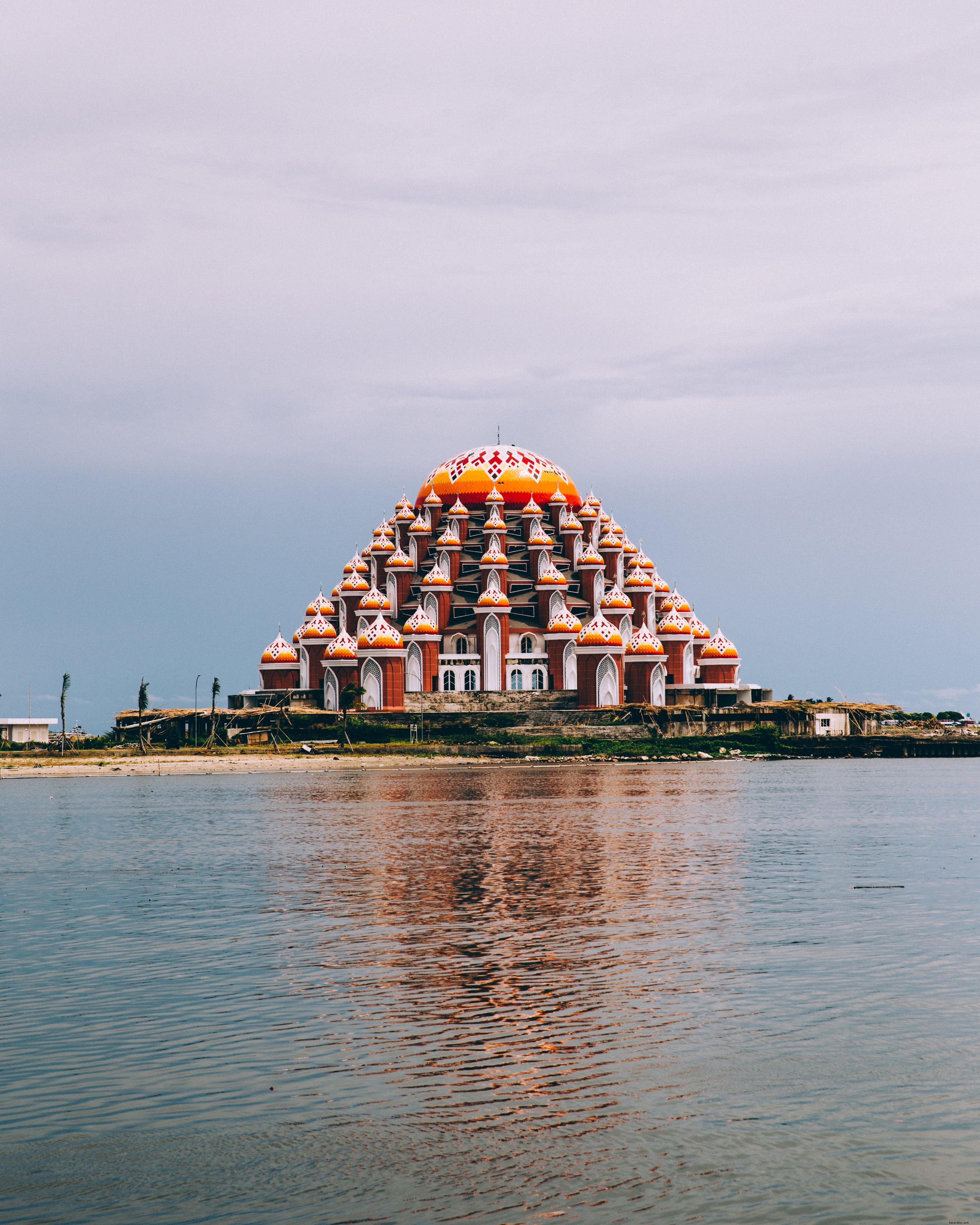 Il tempio sul lungomare si riflette nell acqua foto