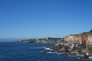 Rocky Cliffside Mendominasi Foto Pemandangan