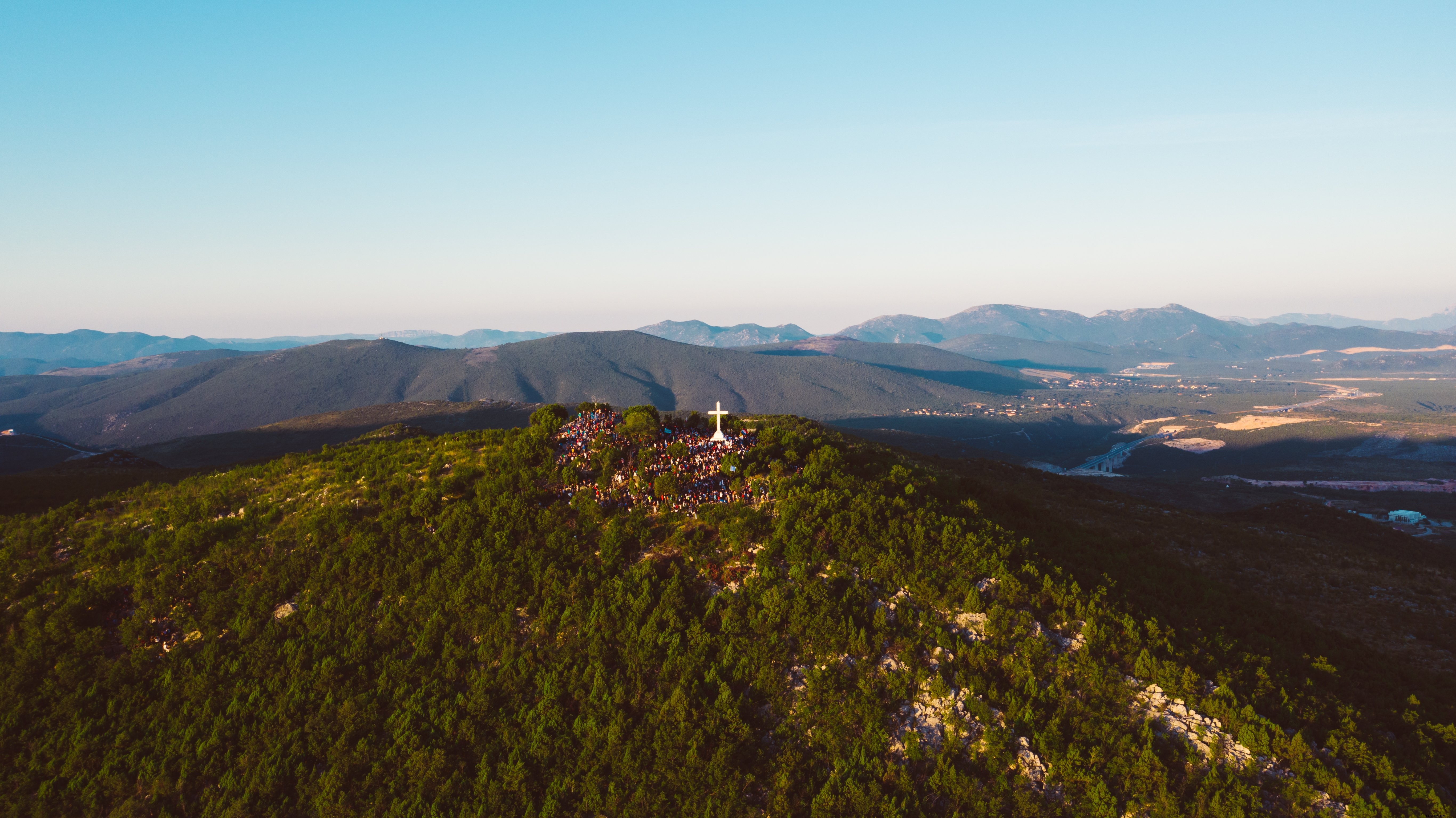 Les touristes visitent une grande croix se tenait au sommet d une photo