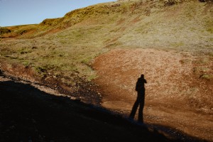 Escursionista ombra sulla collina foto