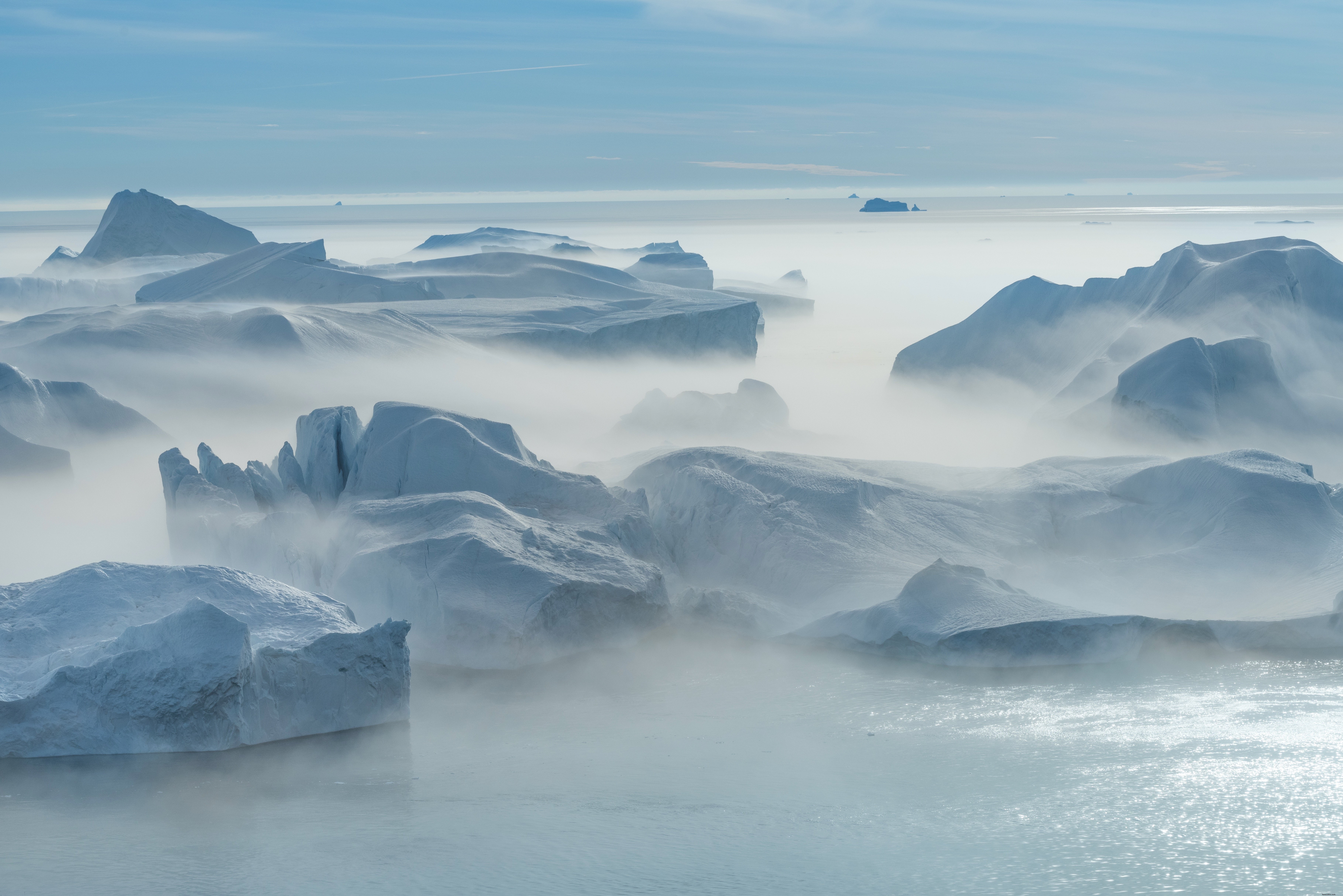 La nebbia rotola sui ghiacciai ghiacciati foto