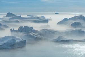 La nebbia rotola sui ghiacciai ghiacciati foto
