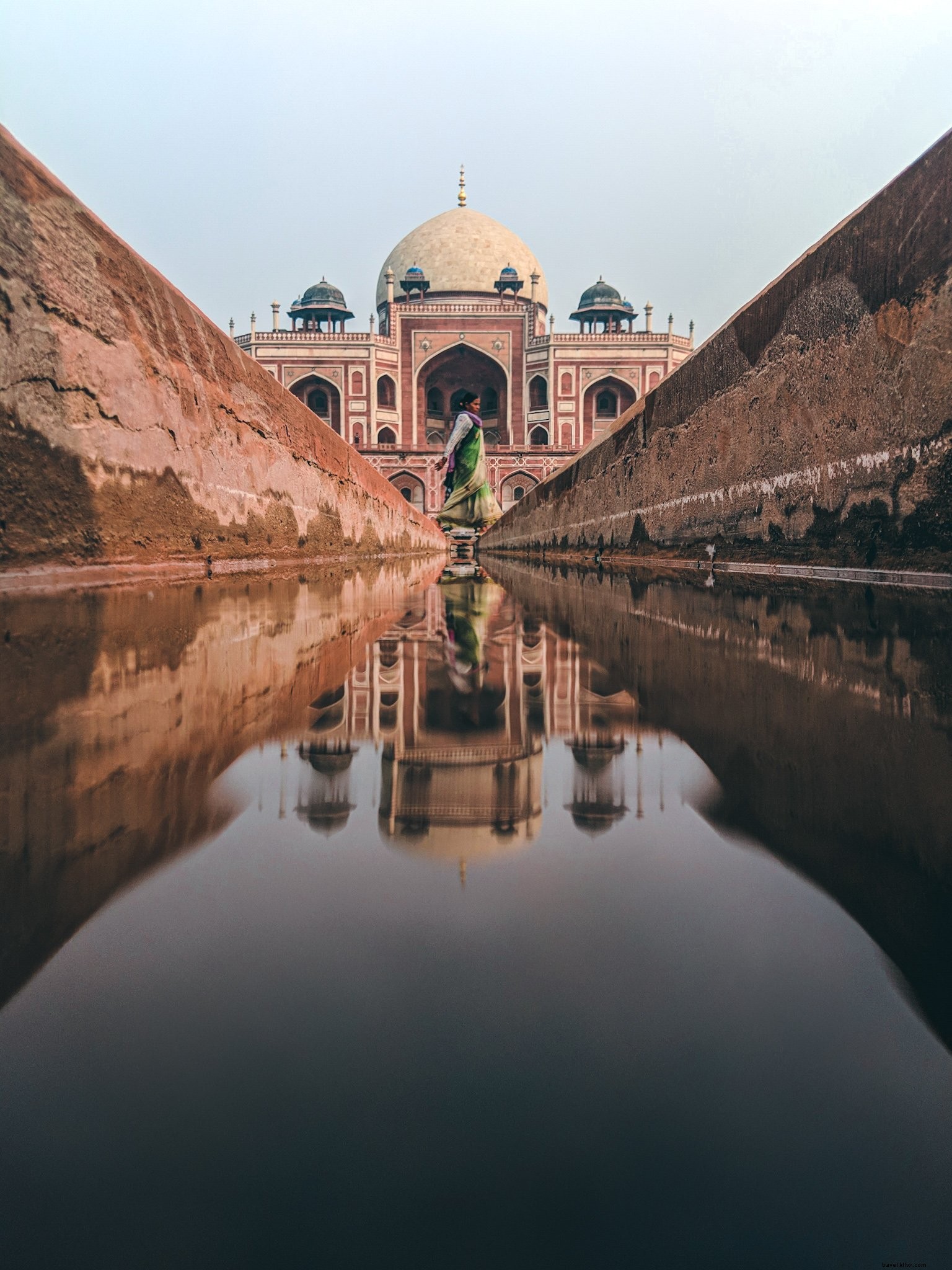 El agua de un canal delgado refleja la foto del Taj Mahal