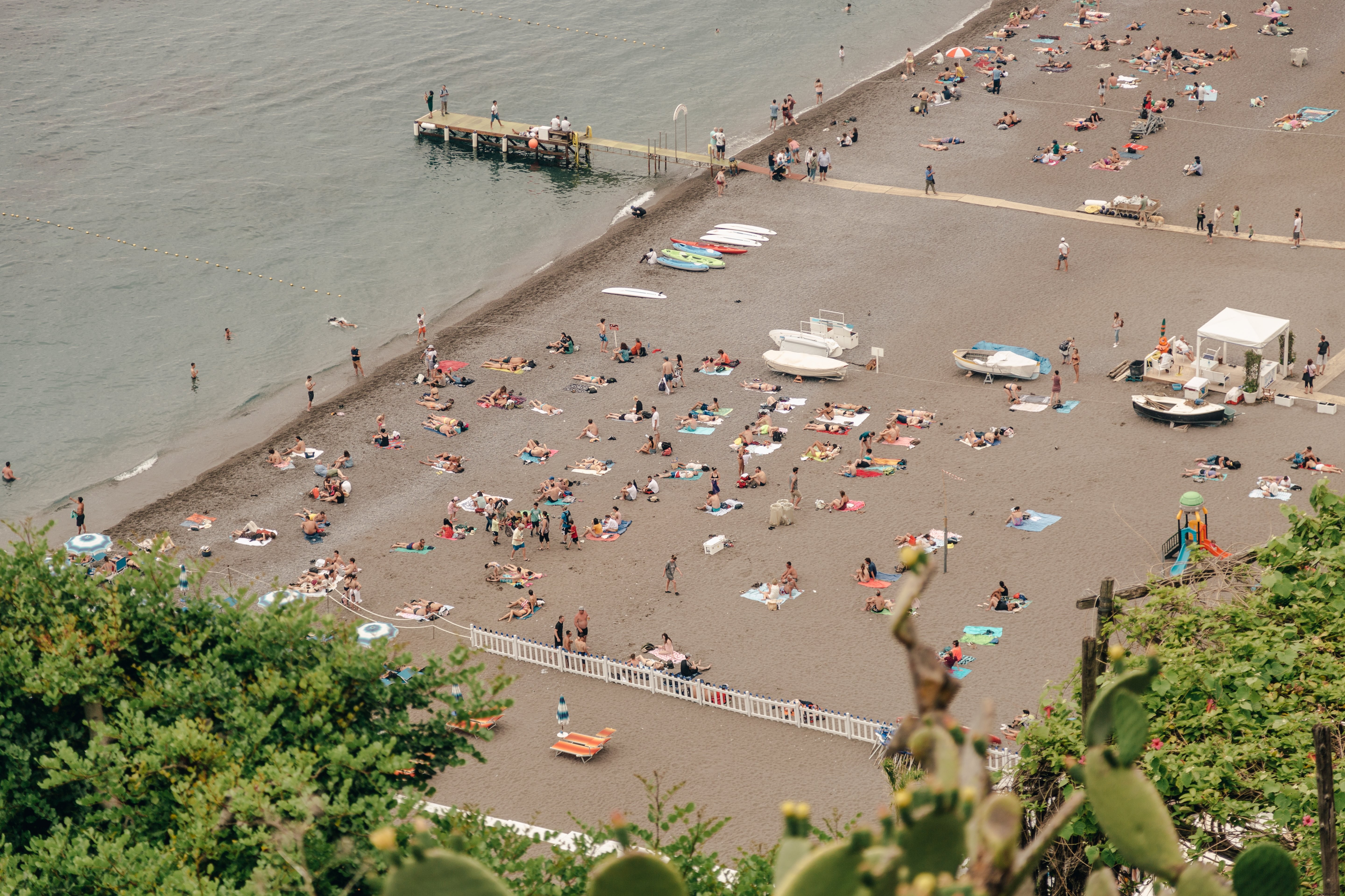 Vista dall alto della spiaggia e dell acqua foto