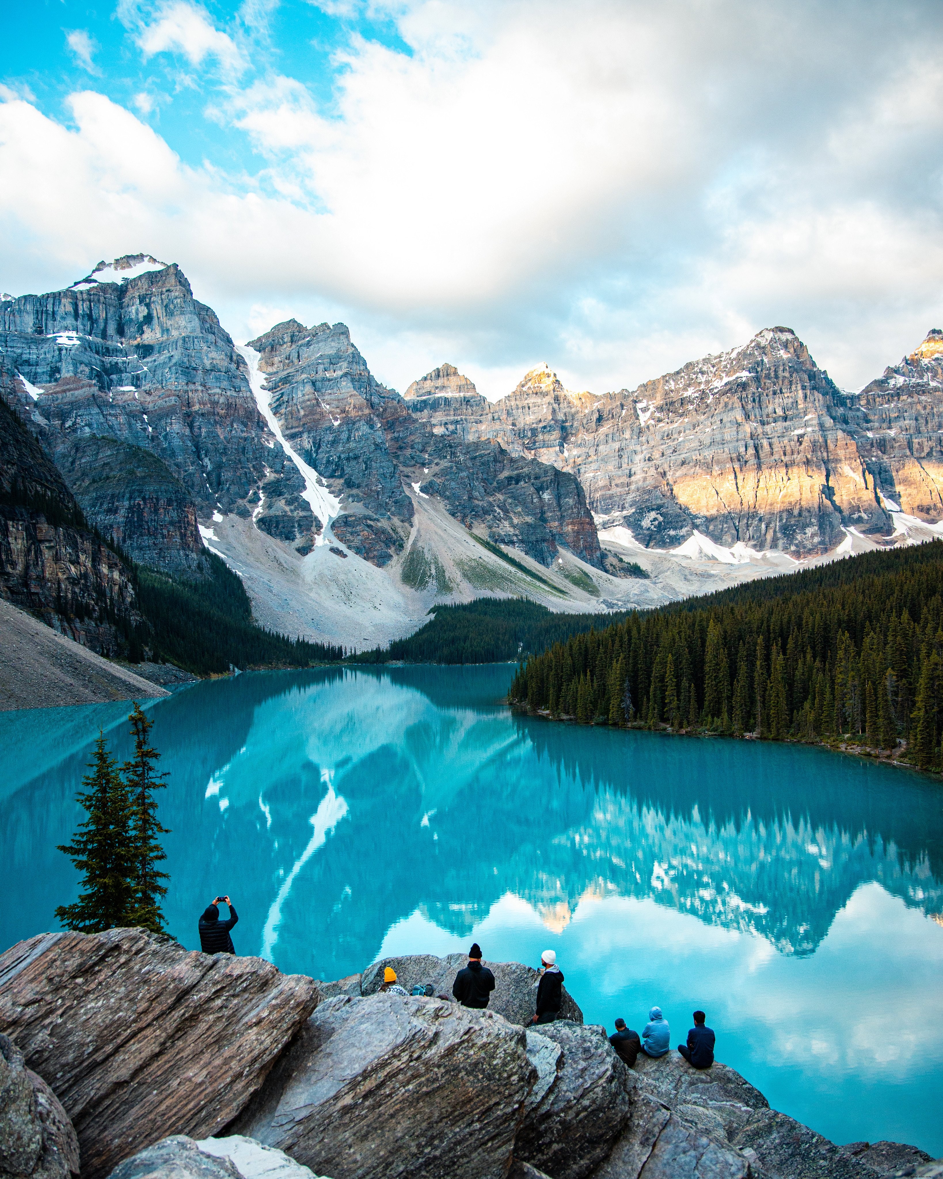 Les montagnes enneigées se reflètent dans un étang bleu Photo