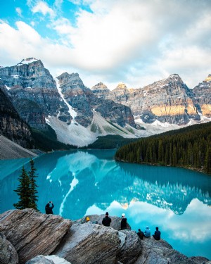 Montanhas nevadas refletem em uma foto do lago azul