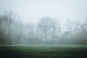 Foto assustadora de um lado de um campo de futebol