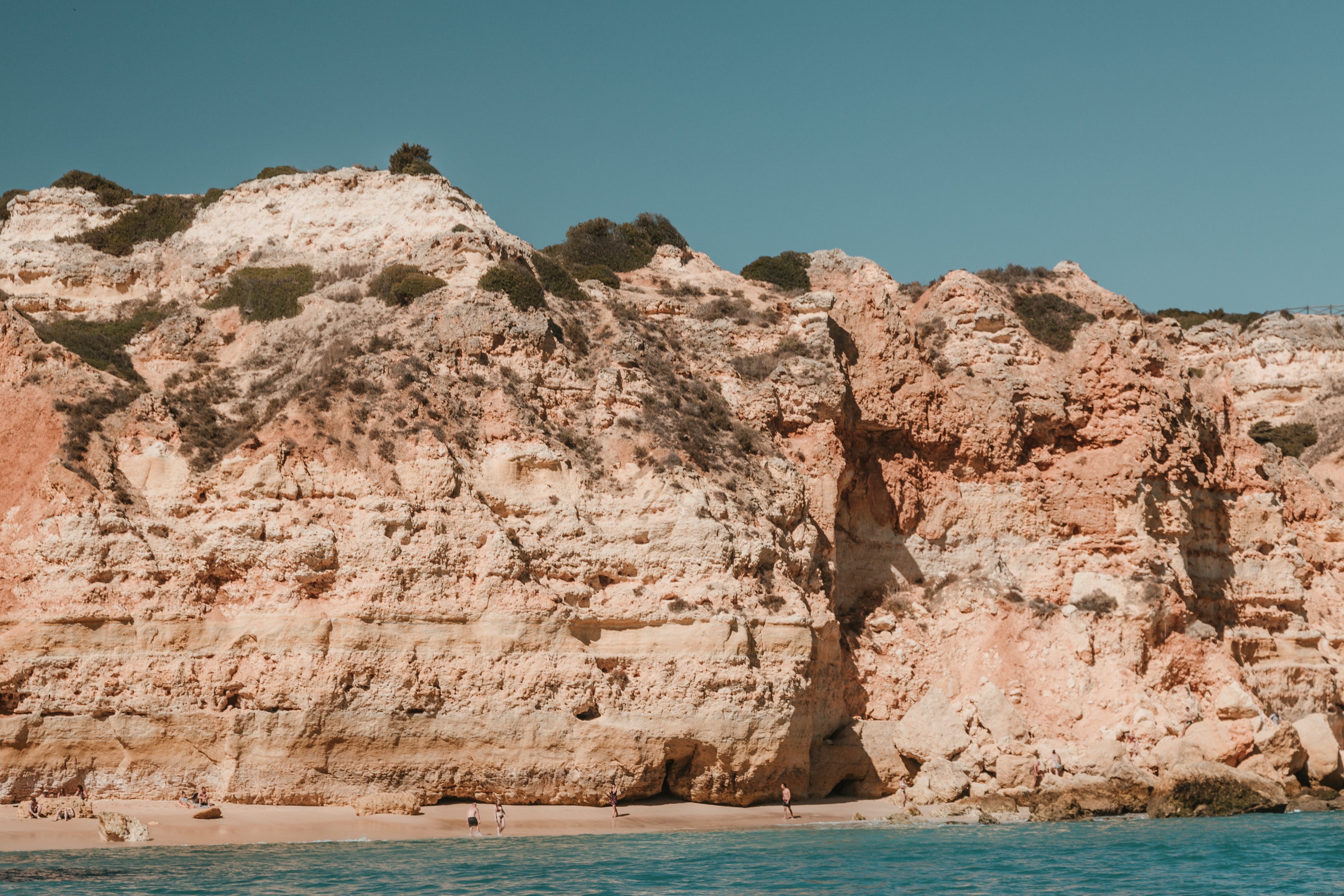 Sun Baked Cliffs Tower Di Atas Pantai Berpasir Foto