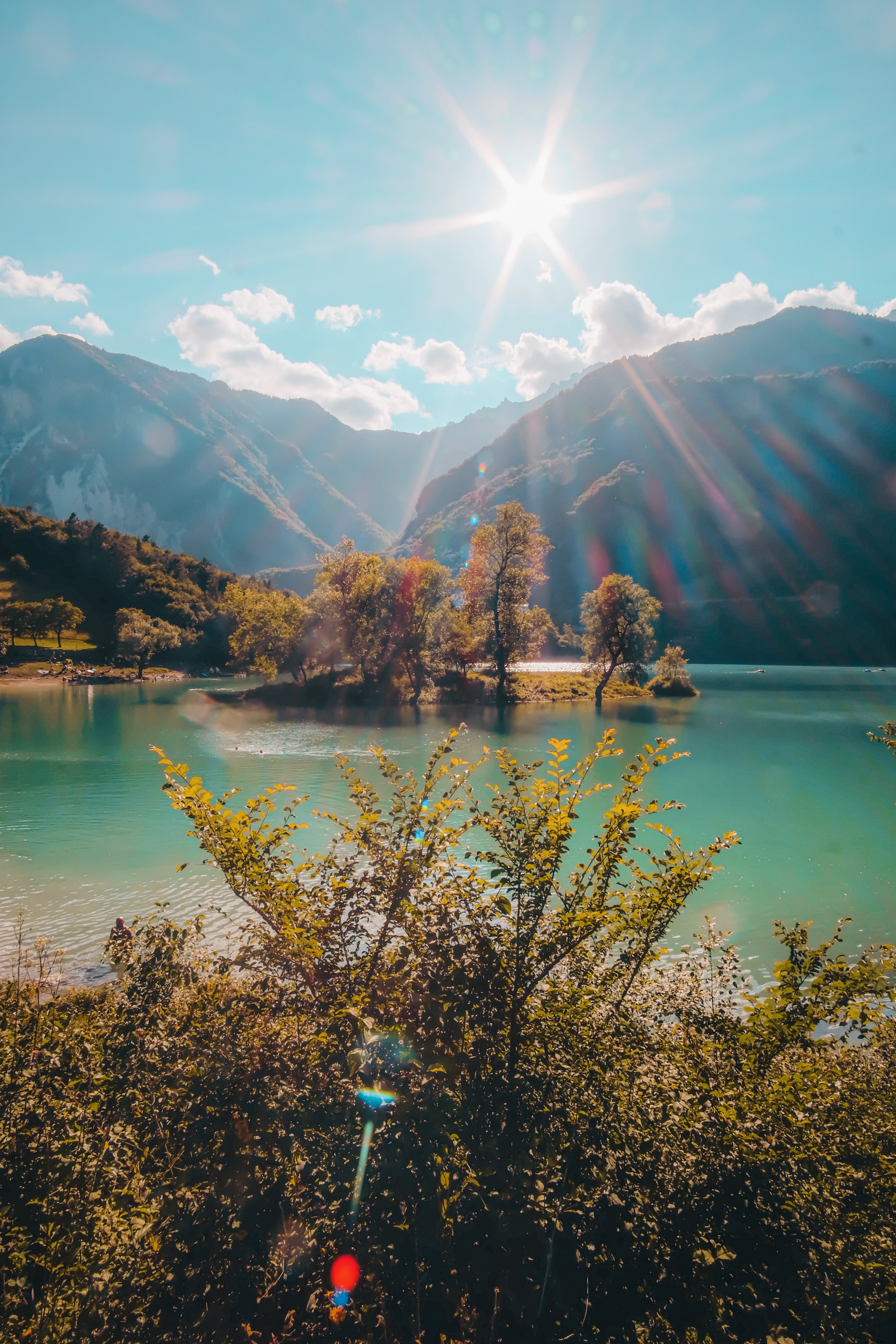 Destello de sol sobre las cimas de las colinas y una foto de un lago inmóvil