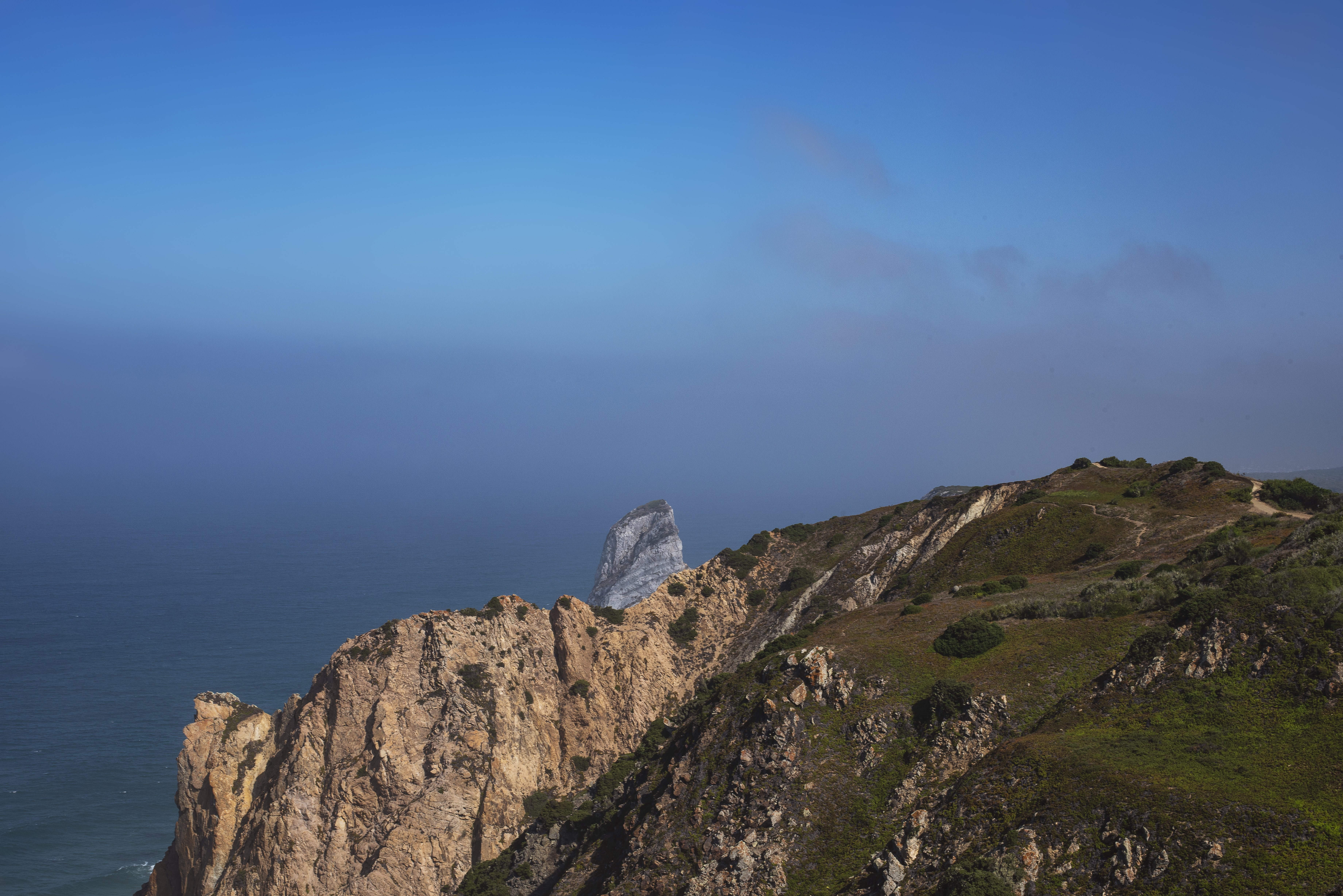 Un regard à travers la mer depuis une photo au sommet d une montagne