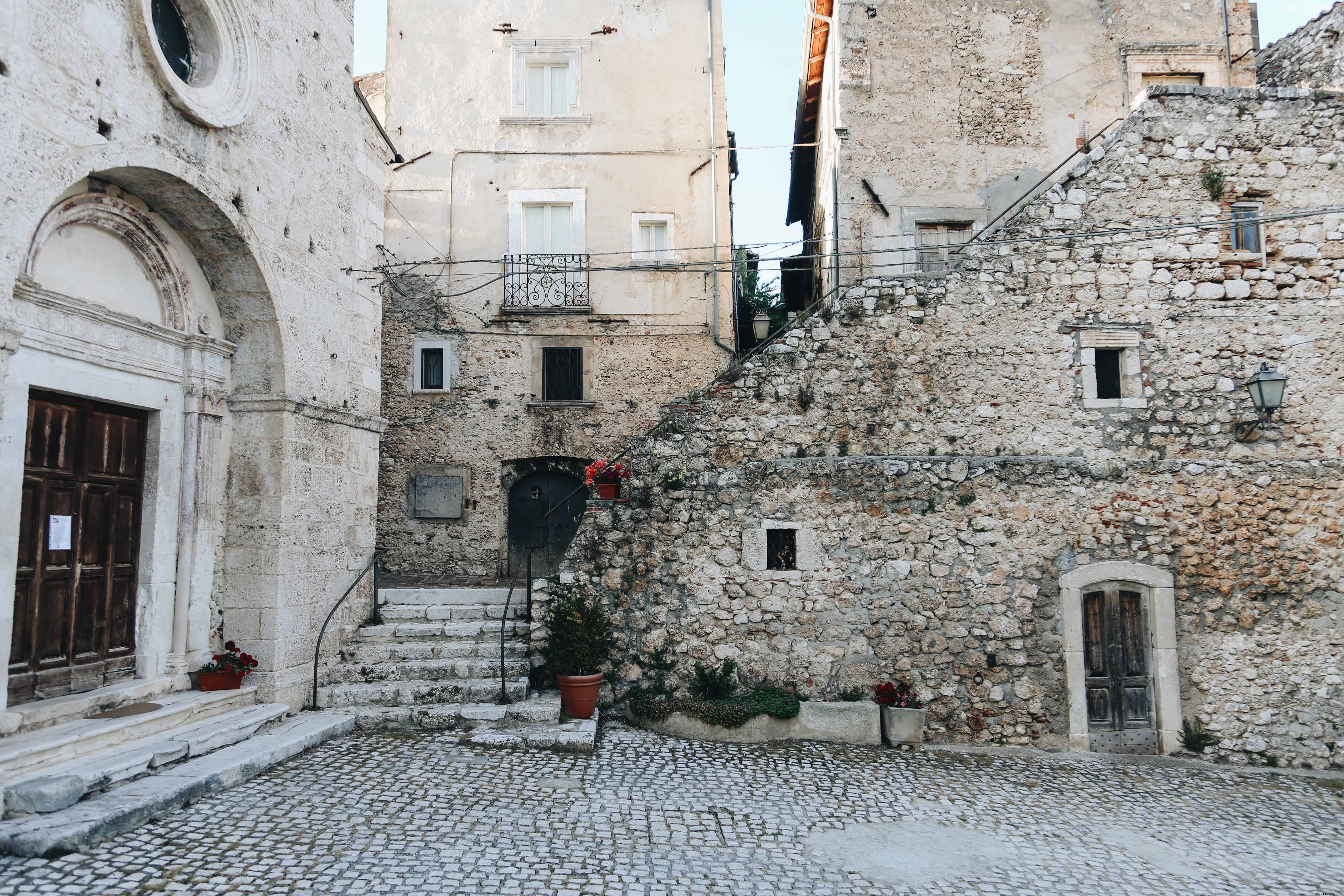 Foto de patio de piedra rodeado de edificios