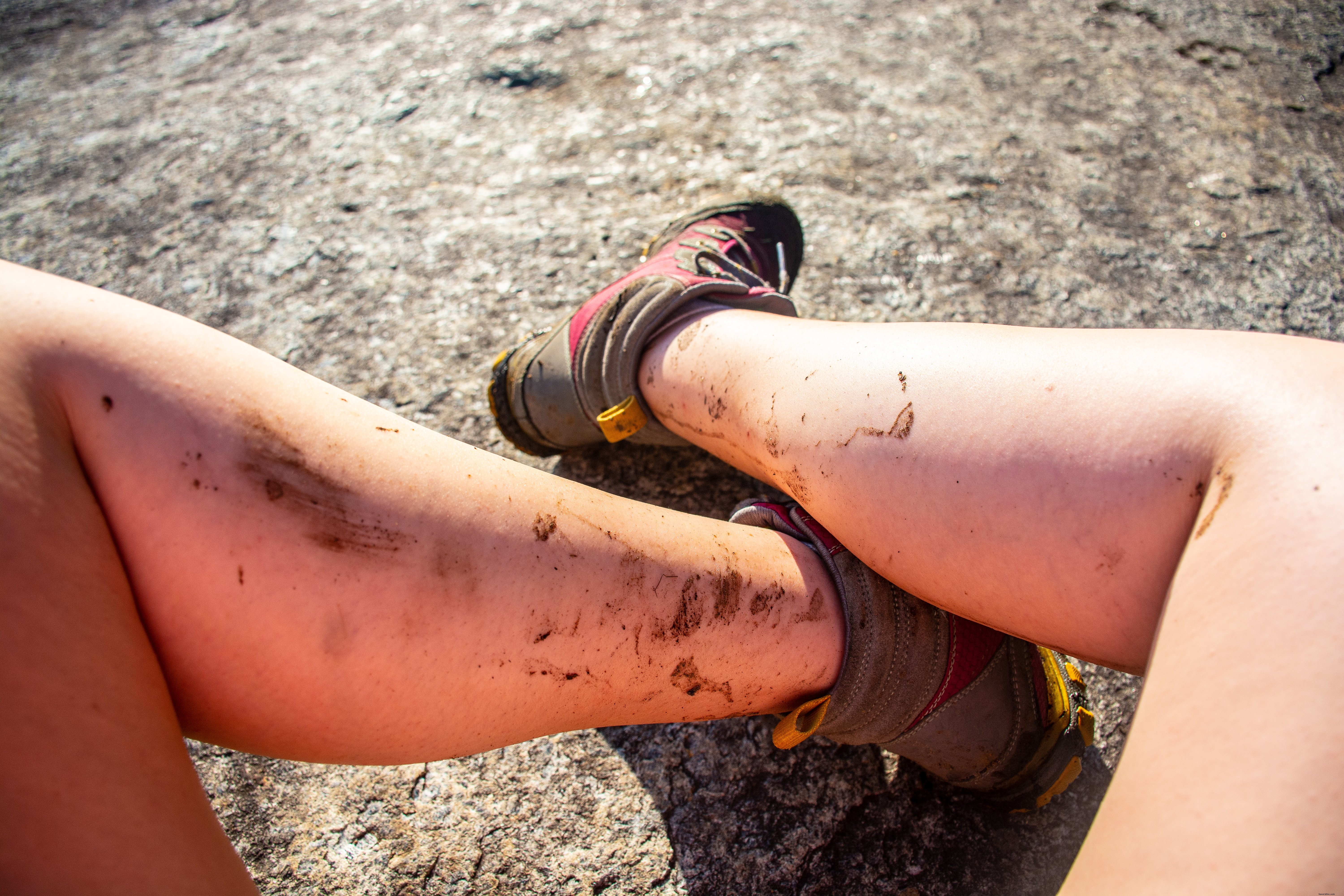 Foto di gambe di escursionisti di donna schizzata di fango