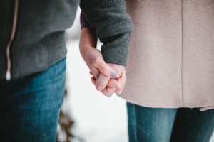 Pasangan Bergandengan Tangan Di Foto Musim Dingin