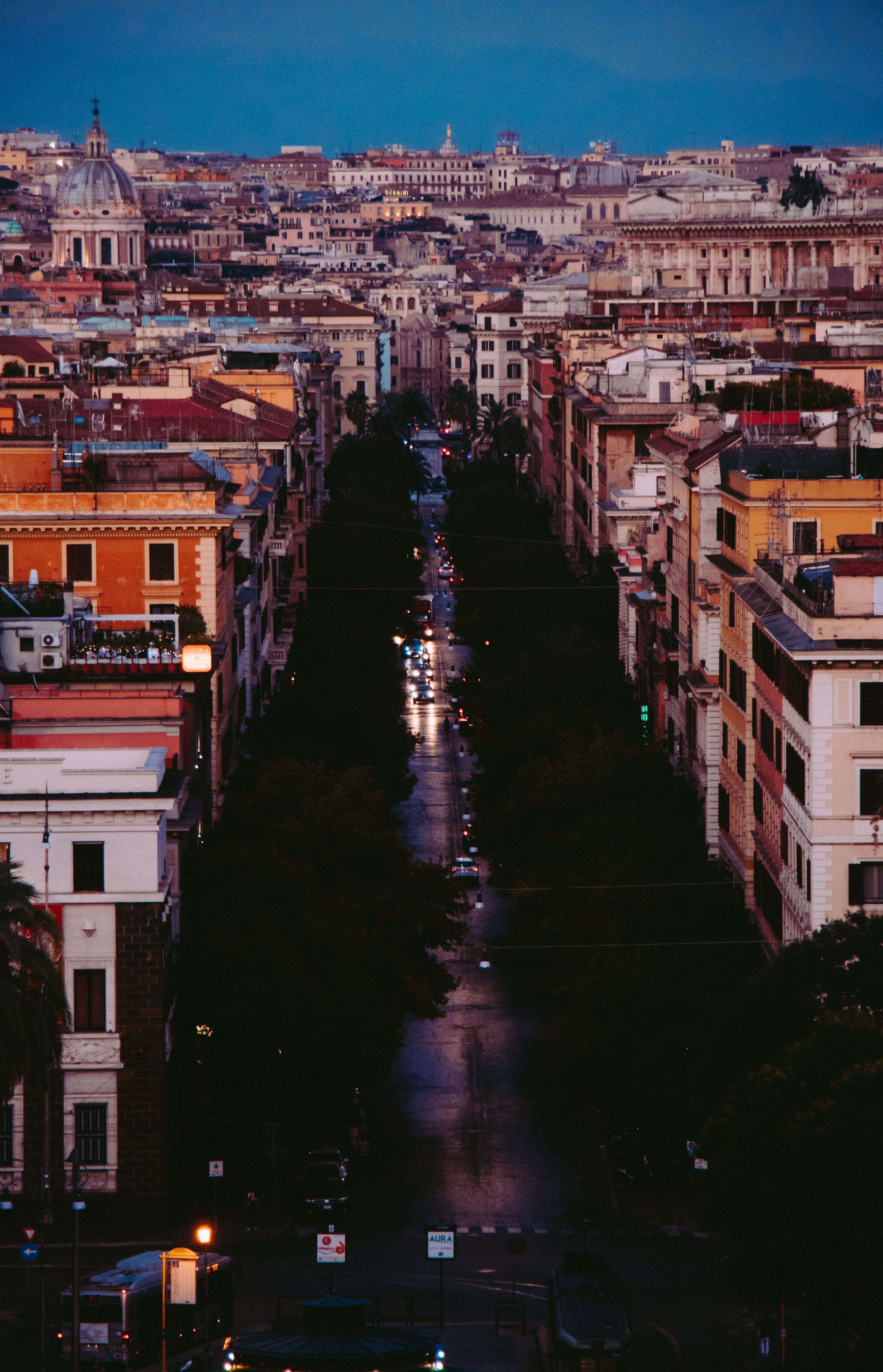 Foto do pôr do sol assoma da Cidade do Vaticano