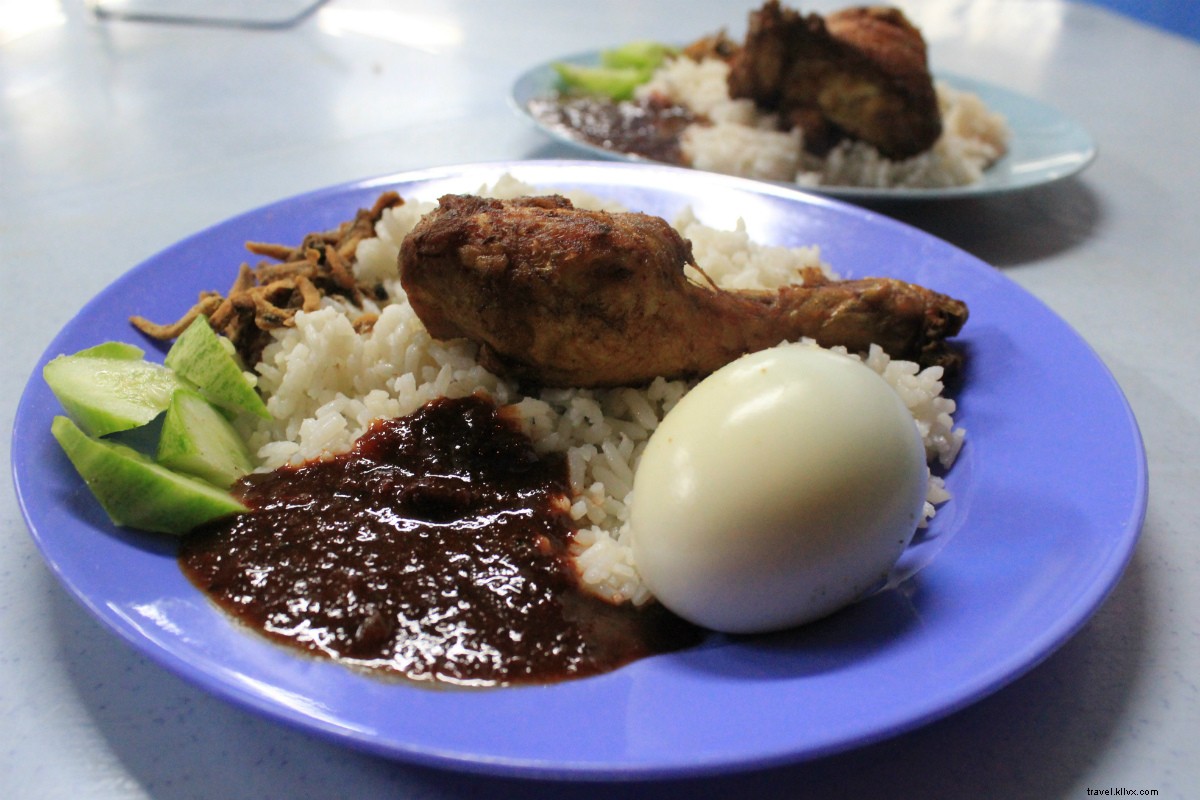 Descobrindo o prato nacional da Malásia ... em um estacionamento