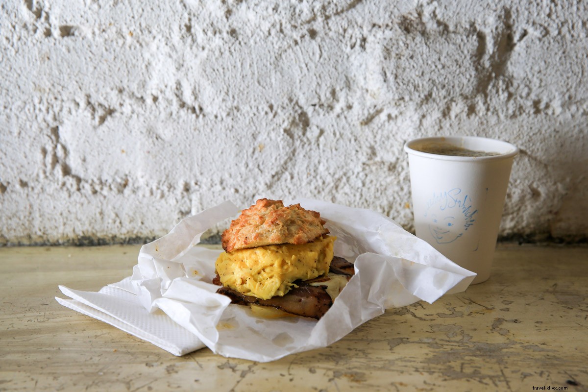 Come a tu manera alrededor del mundo en el desayuno en el Lower East Side