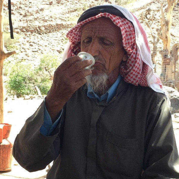 Come bere il caffè come un beduino