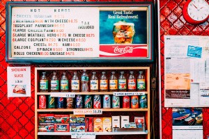 Sepotong Old-School New York:Proyek Foto Yang Mendahulukan Restoran Pizza 