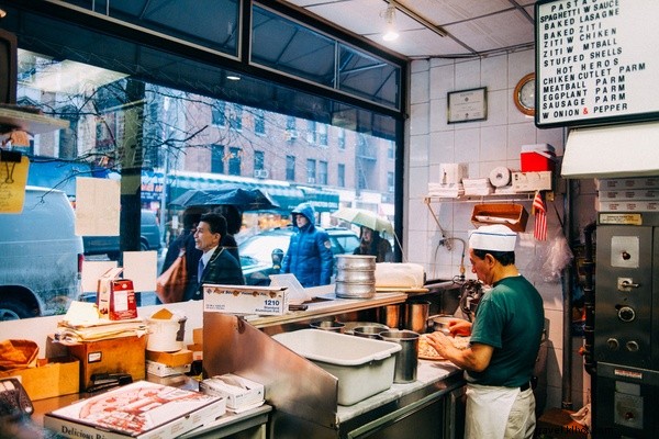 Uma fatia da velha escola de Nova York:o projeto fotográfico que coloca as pizzarias em primeiro lugar 