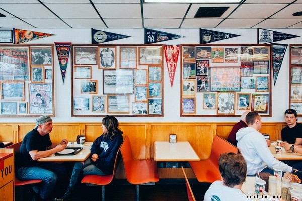 Una rebanada de la vieja escuela de Nueva York:el proyecto fotográfico que pone a las pizzerías en primer lugar 