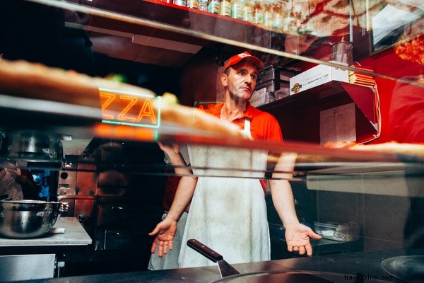 Una rebanada de la vieja escuela de Nueva York:el proyecto fotográfico que pone a las pizzerías en primer lugar 