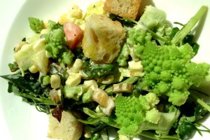Warna, Kegentingan, dan Kalsium:Resep Salad Rabe dan Romanesco 