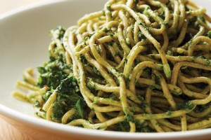Cozinhe como um italiano do centro:uma receita de espaguete de trigo integral com brócolis Rabe Pesto 