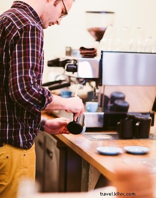 望遠鏡カフェの後ろのパリのコーヒーの天才 
