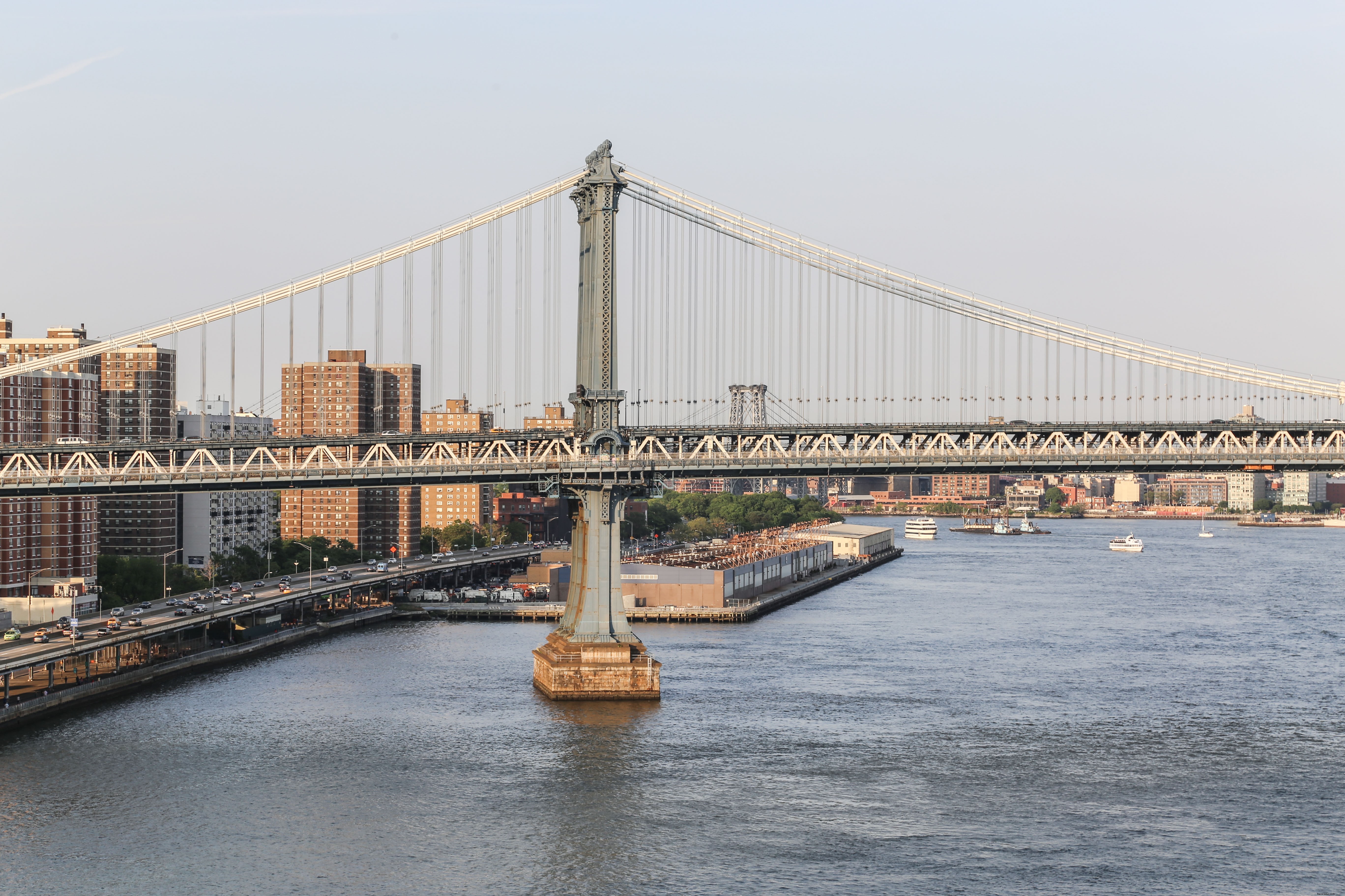 Foto de puente de acero con vistas al agua 