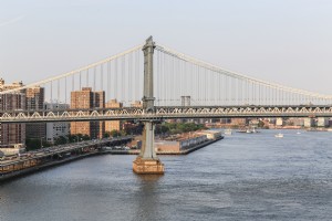Foto de puente de acero con vistas al agua 