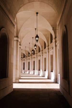 自然光の写真と白いアーチ型の廊下 