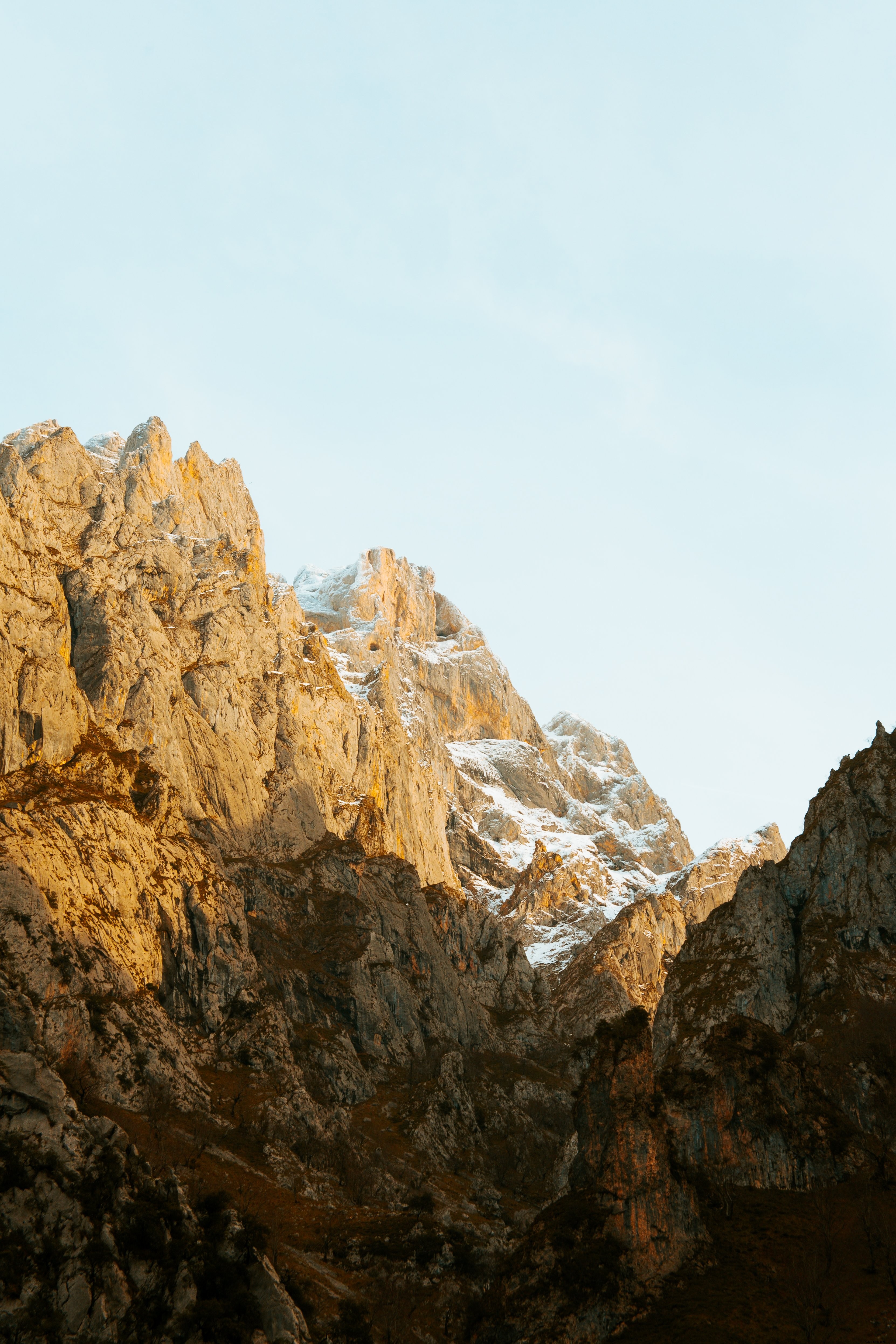 Le montagne dominano lo skyline foto 