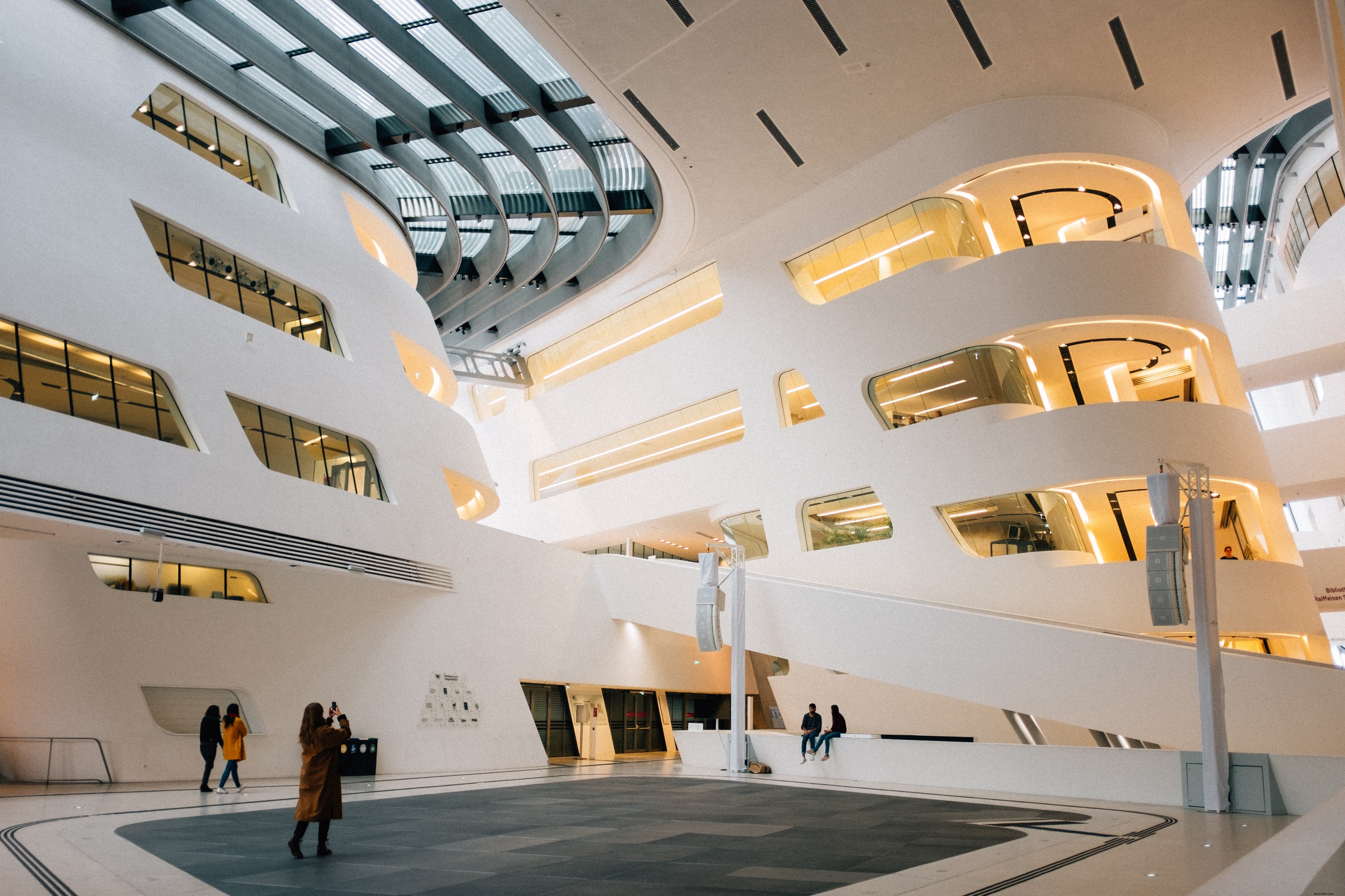 Foto del interior del edificio de la universidad 