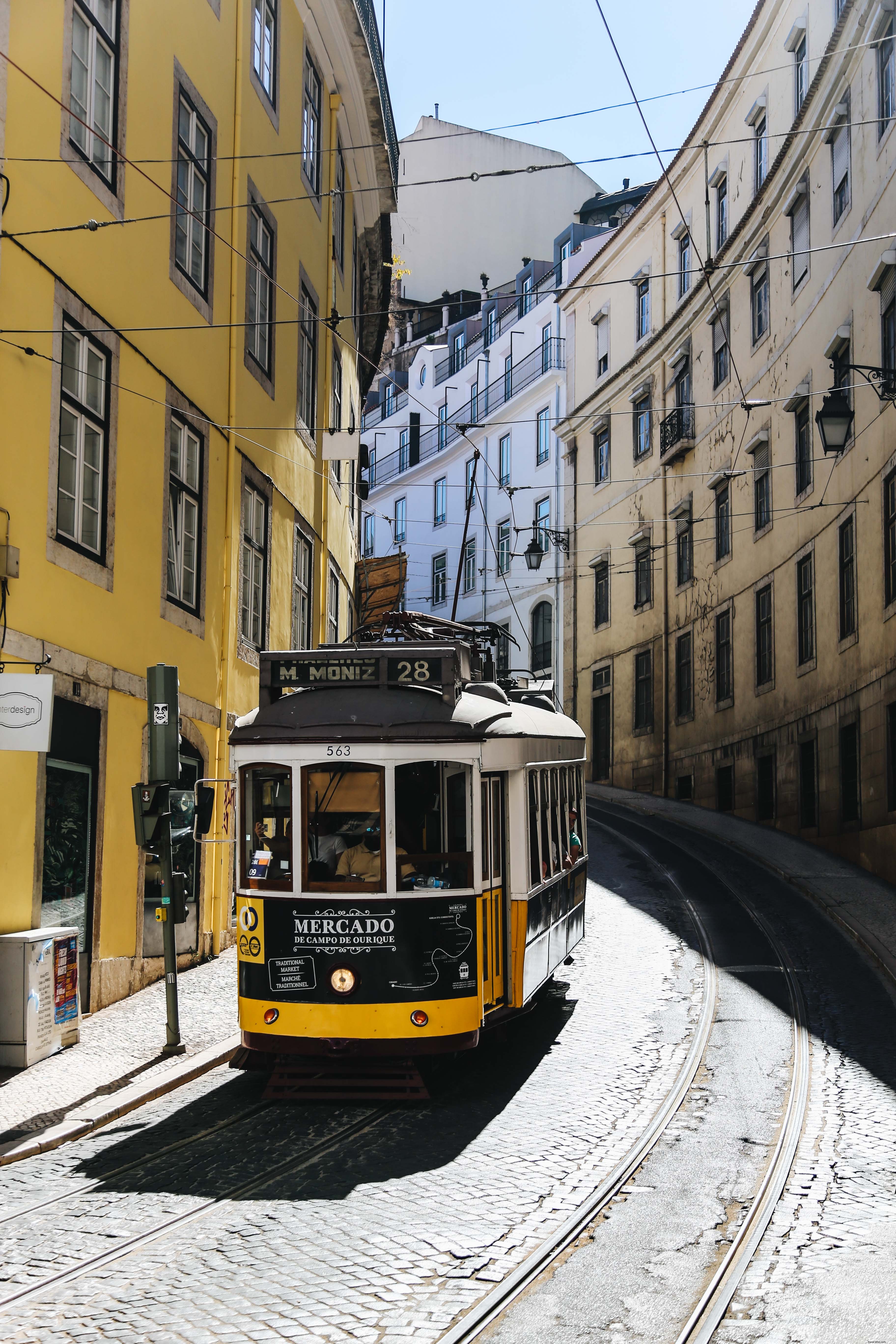 Tramway sur la route sinueuse de Lisbonne Photo 