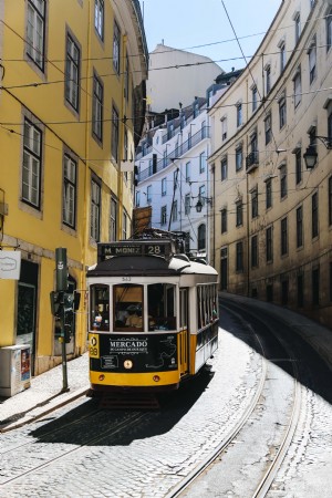 Foto do bonde na estrada sinuosa de Lisboa 