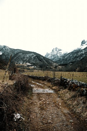 山の下の未舗装の道路写真 