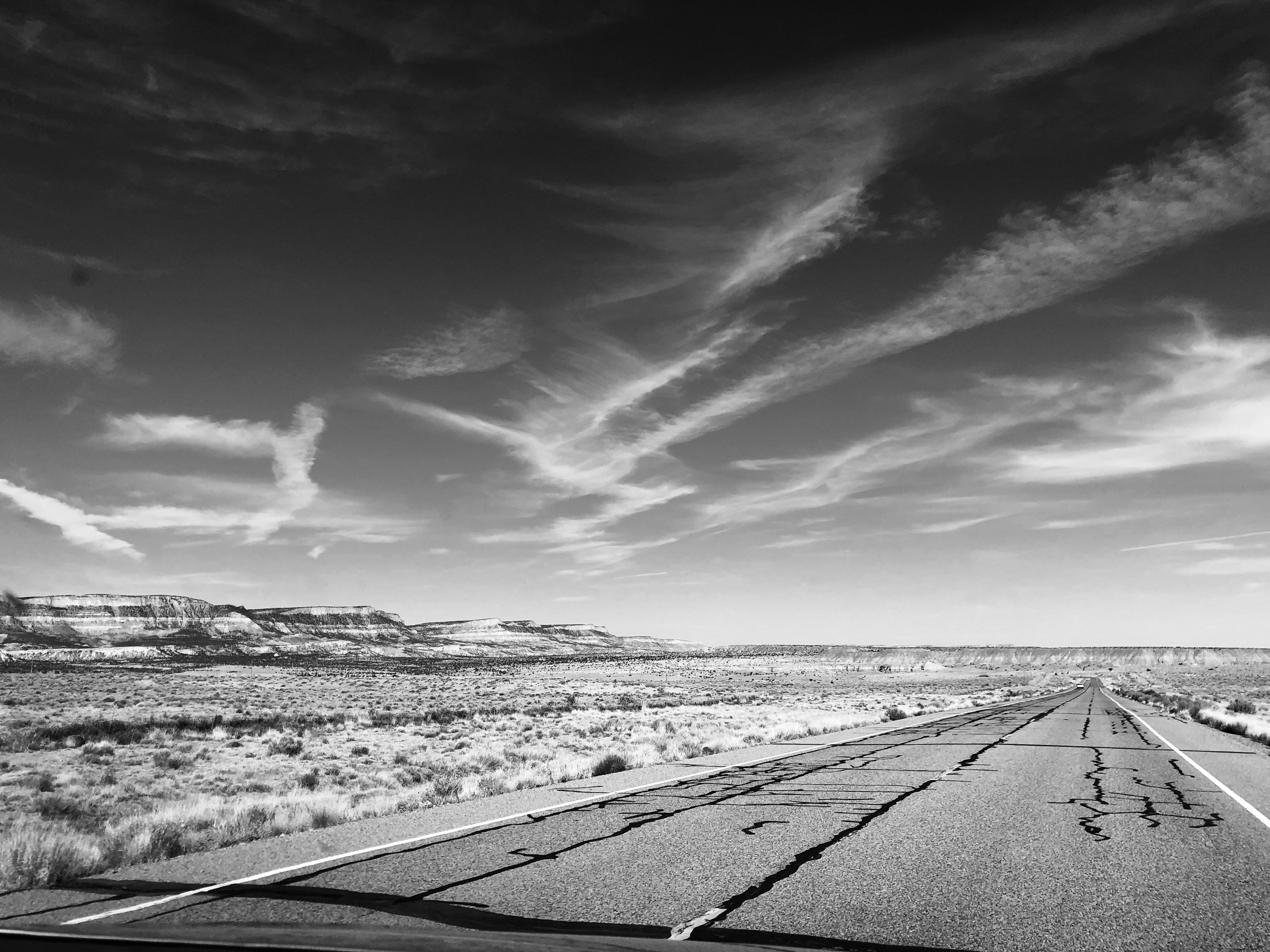 Foto de uma rodovia rachada pelo sol através do deserto 