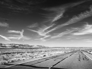 Une autoroute craquelée par le soleil à travers le désert Photo 