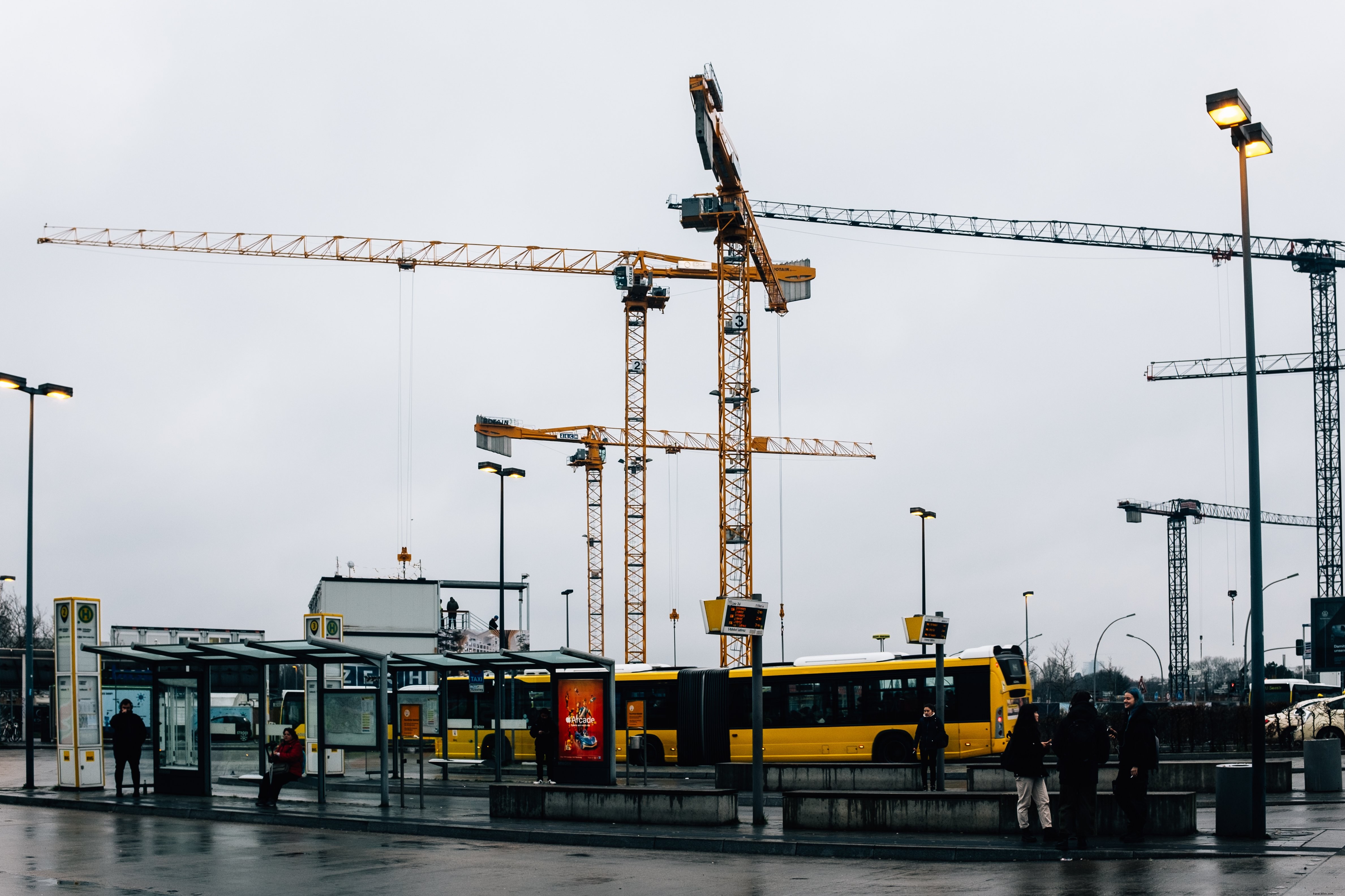 Le gru passano sopra gli autobus foto 