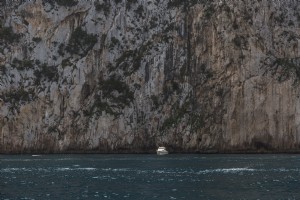 Barco frente a una enorme foto de acantilado 