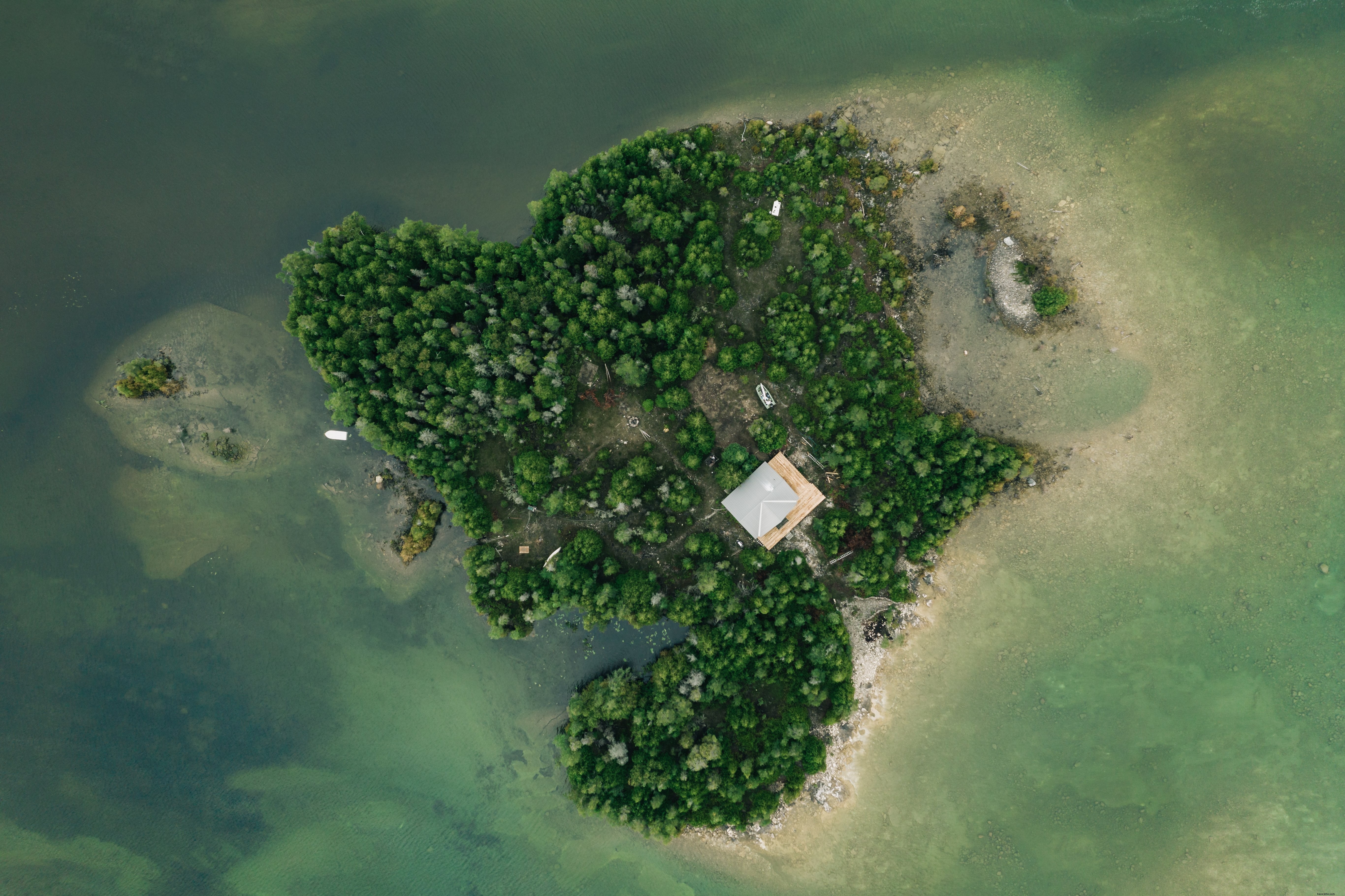孤立した島の家から家の写真 