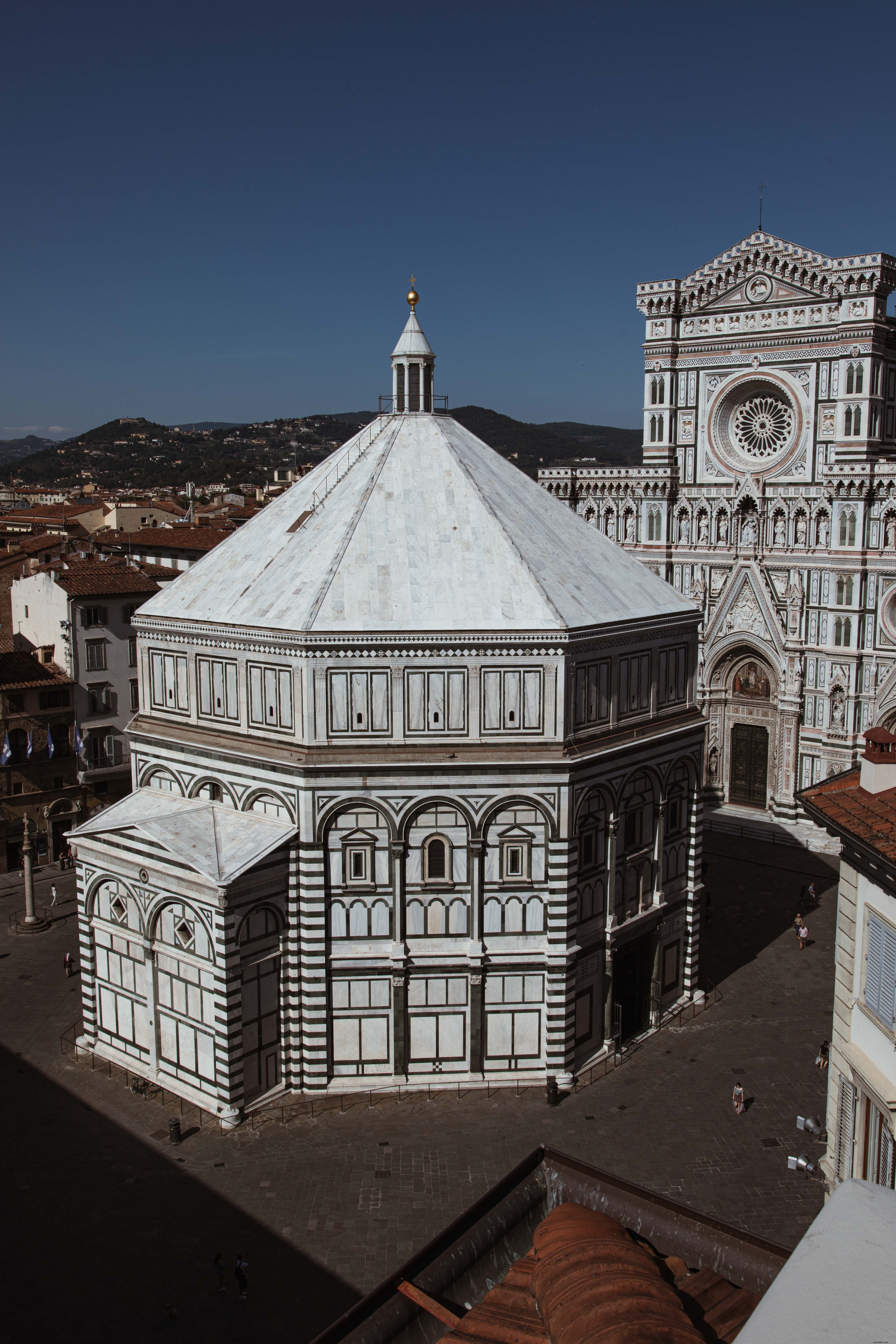 Vista en ángulo de la catedral italiana bajo el cielo azul Foto 