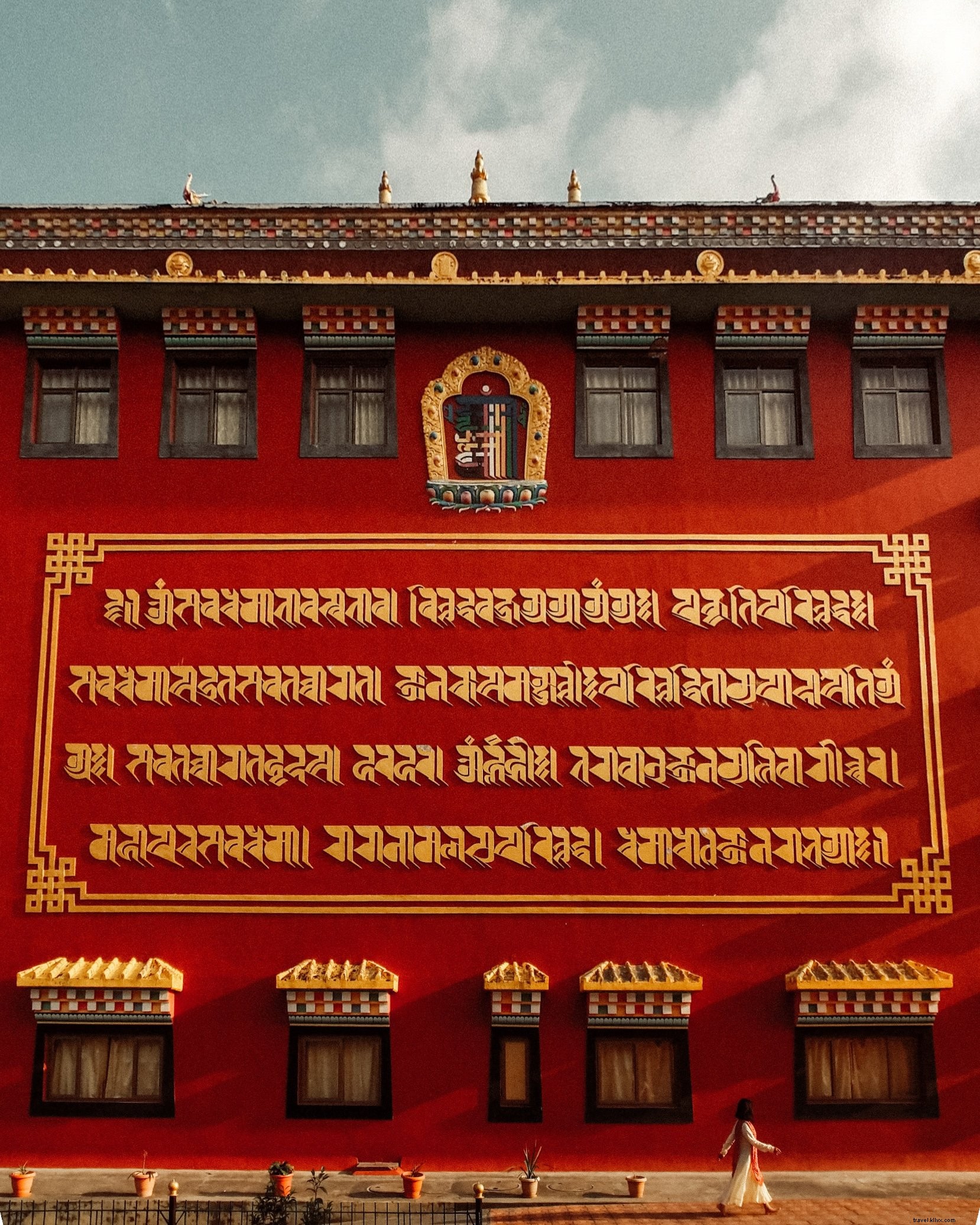 Letras douradas em uma foto de templo vermelho 
