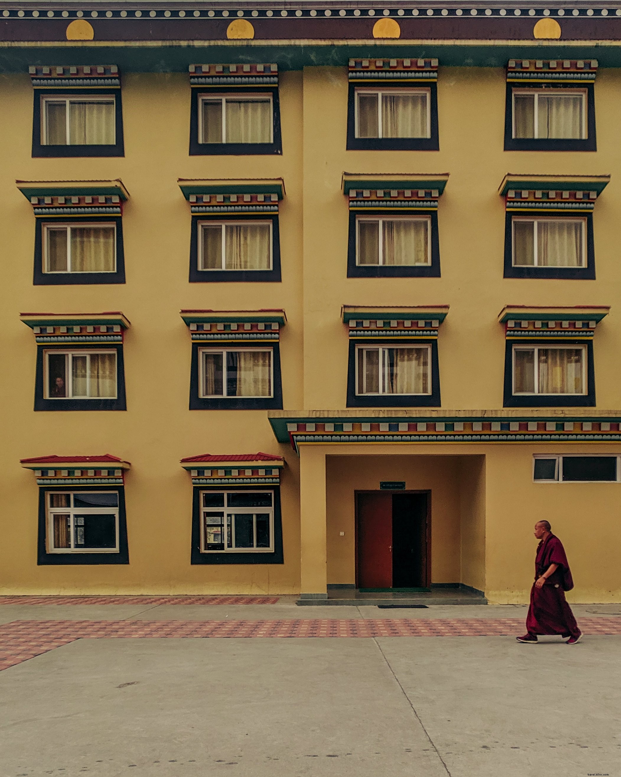 Monaco buddista cammina da edificio giallo foto 