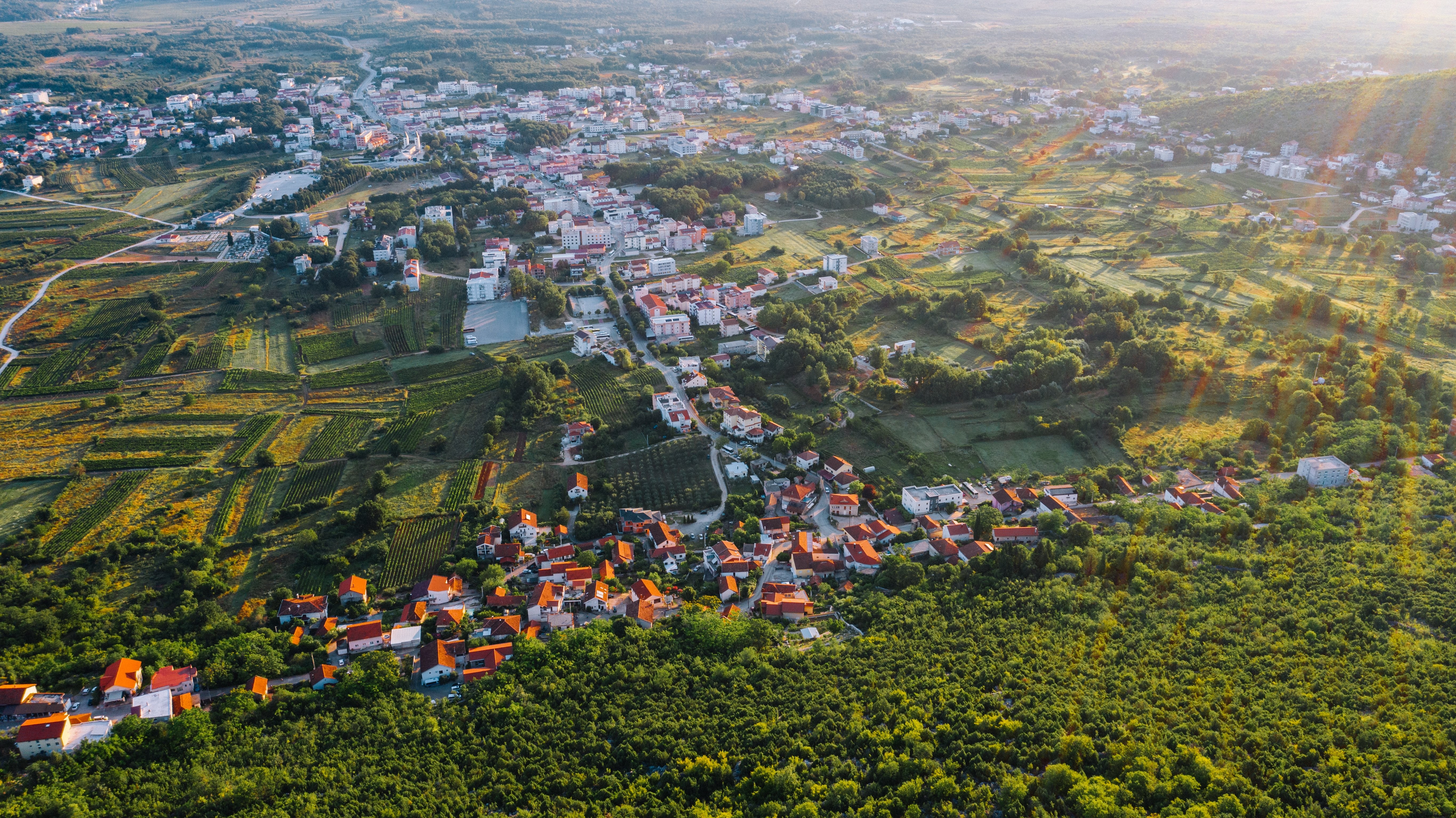 Foto de cidade rural de branco e terracota 