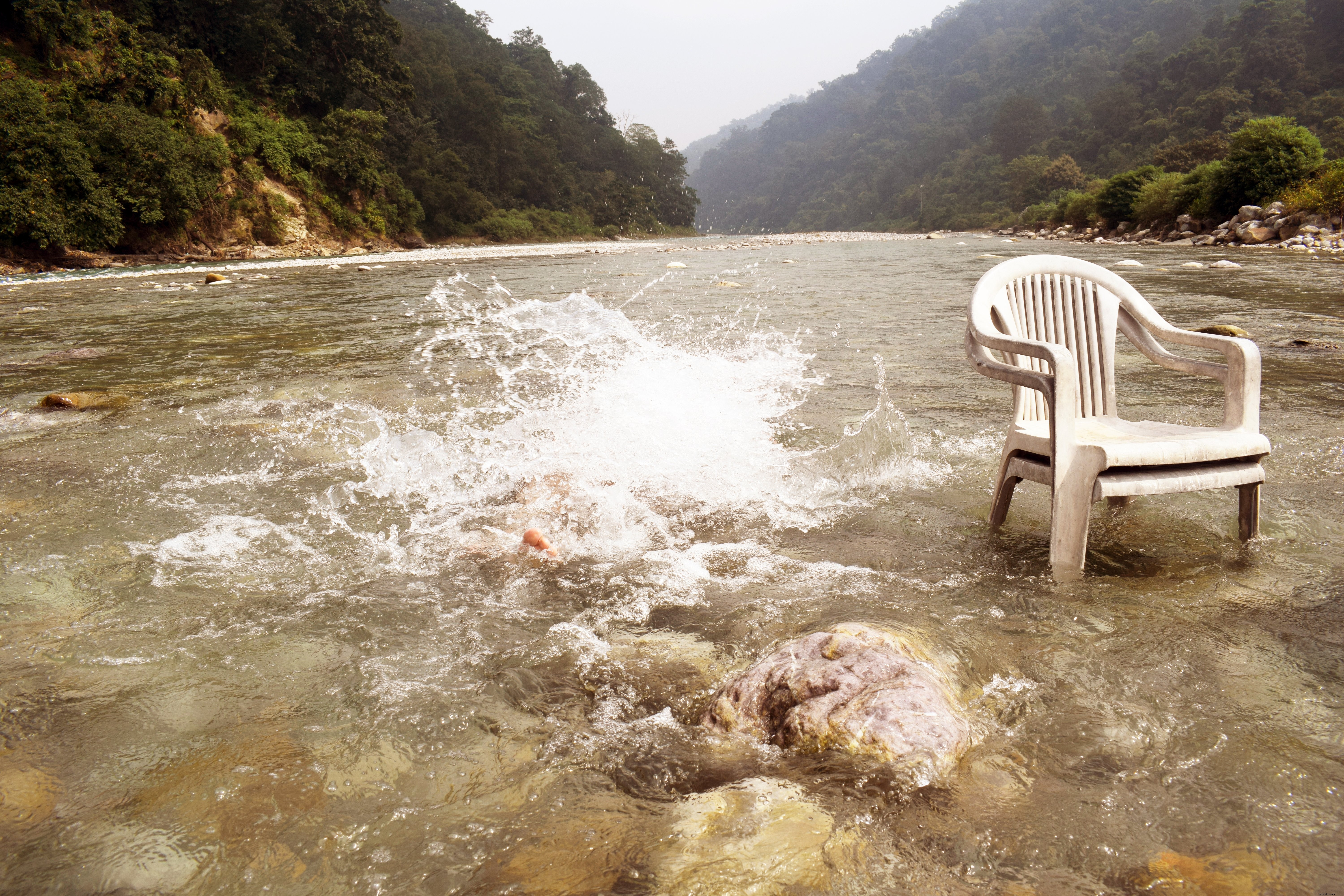 Foto de salpicos em águas frias de rio 