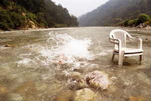 涼しい川の水で水しぶき写真 
