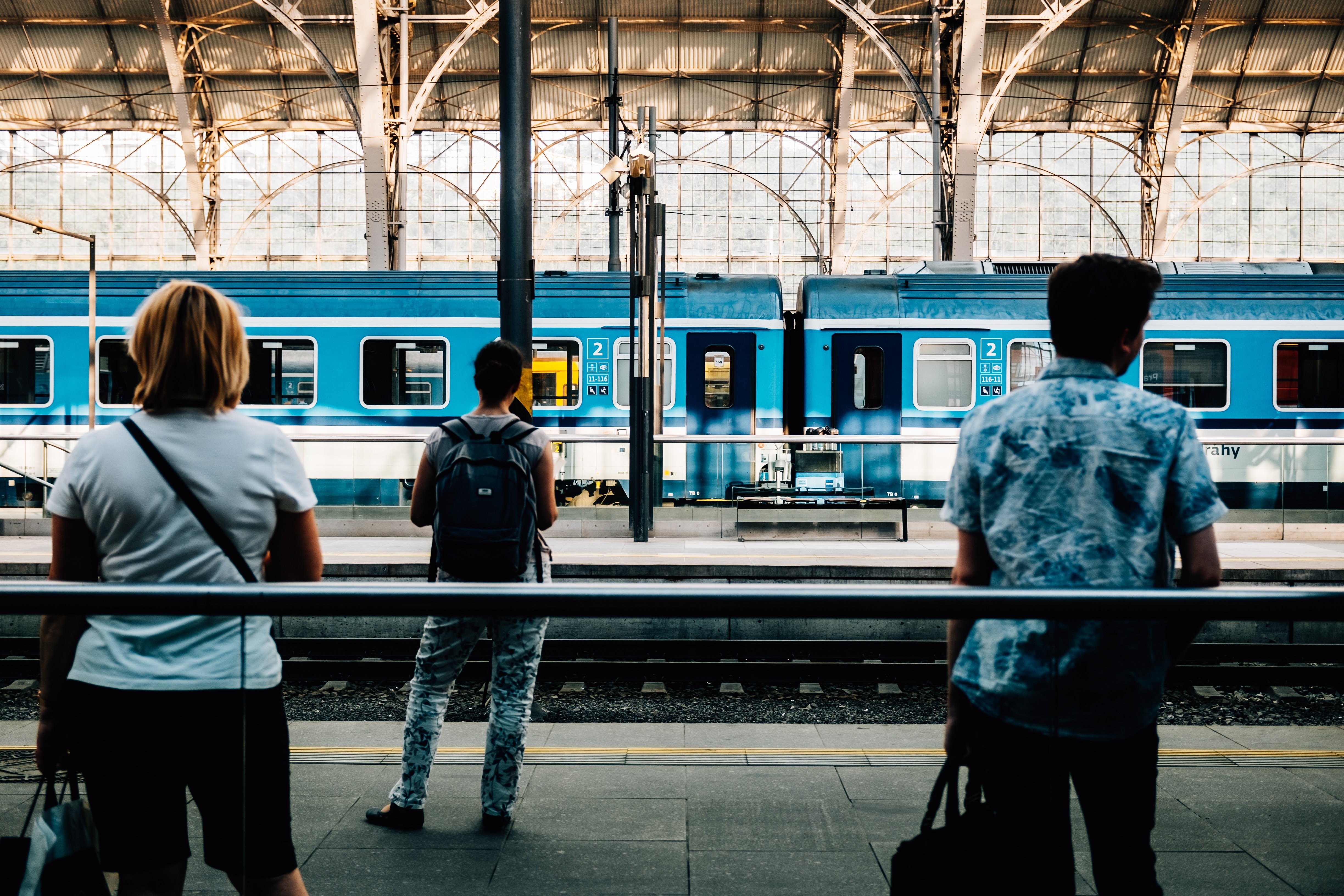 Les voyageurs attendent que le train arrive Photo 