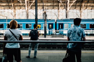 Foto:Viajantes esperam a chegada do trem 