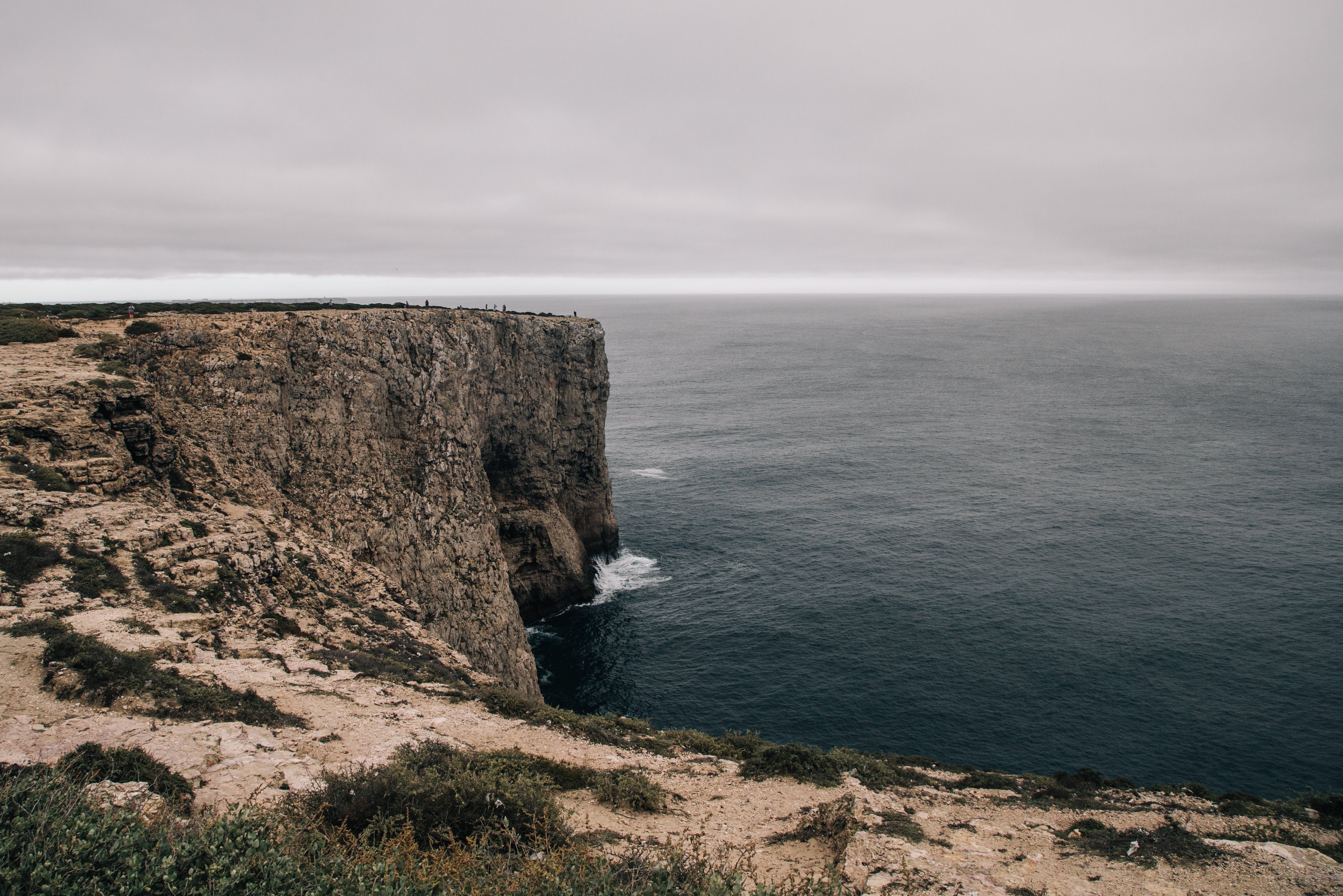 Photo d un plateau rocheux autour d une petite baie 